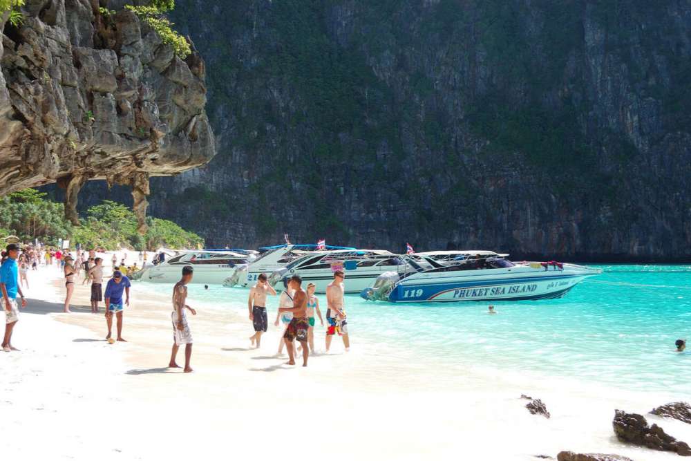 Les touristes s'amusent sur la plage de l'île de Koh Phi Phi